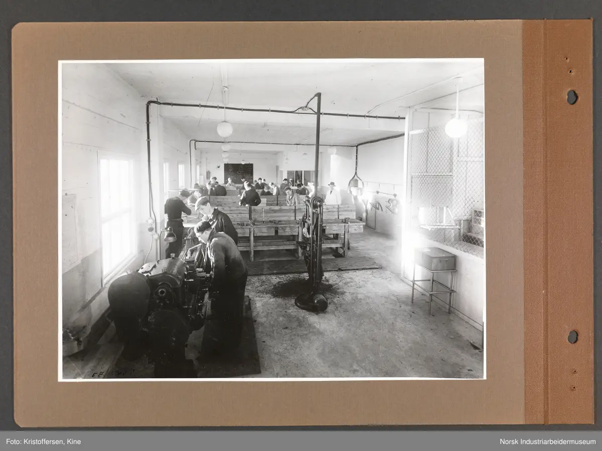 Fotoalbum med 48 sider og 46 innlimte fotografier fra Norsk Hydro på Herøya.