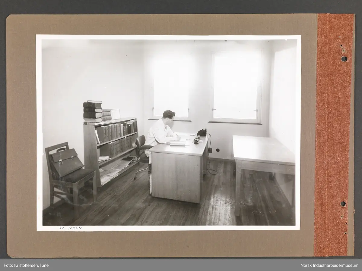 Fotoalbum med 48 sider og 46 innlimte fotografier fra Norsk Hydro på Herøya.