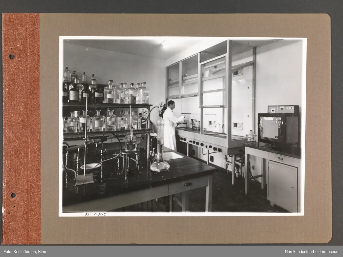 Fotoalbum med 48 sider og 46 innlimte fotografier fra Norsk Hydro på Herøya.