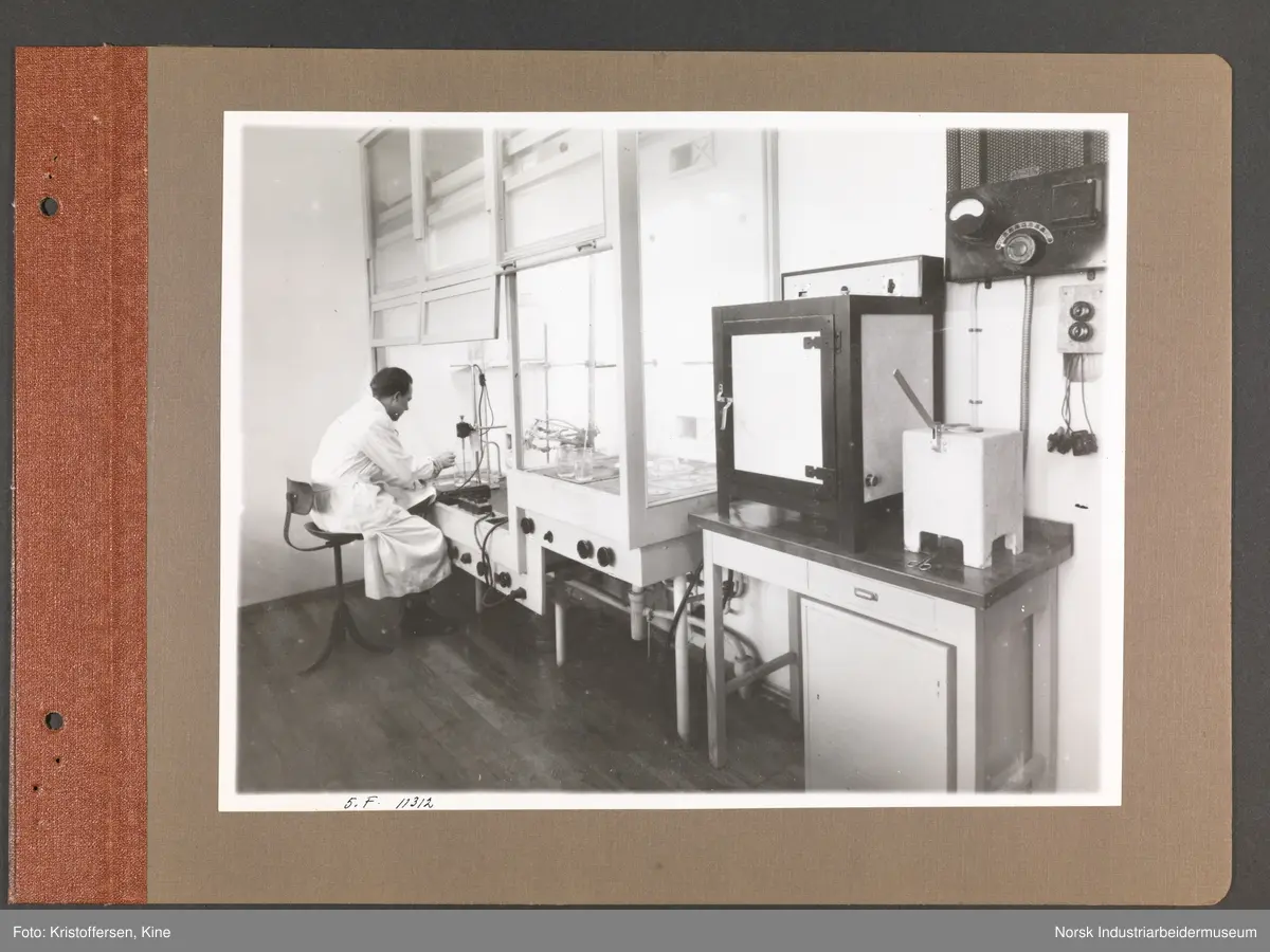 Fotoalbum med 48 sider og 46 innlimte fotografier fra Norsk Hydro på Herøya.