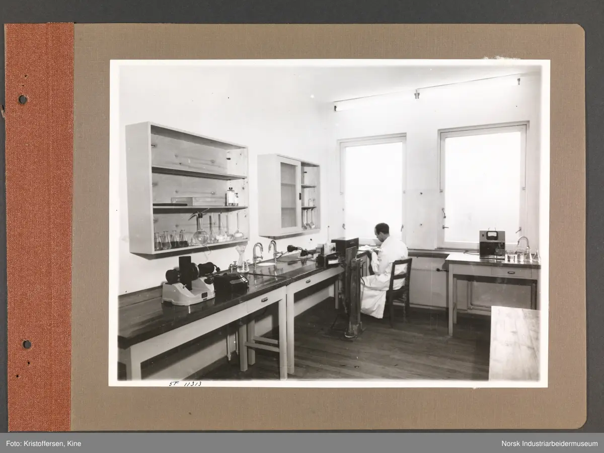 Fotoalbum med 48 sider og 46 innlimte fotografier fra Norsk Hydro på Herøya.