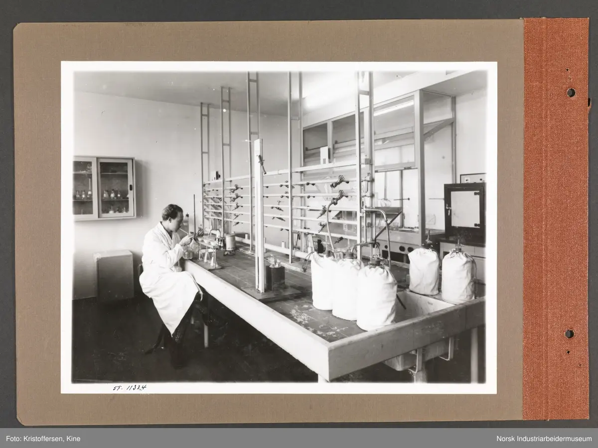 Fotoalbum med 48 sider og 46 innlimte fotografier fra Norsk Hydro på Herøya.