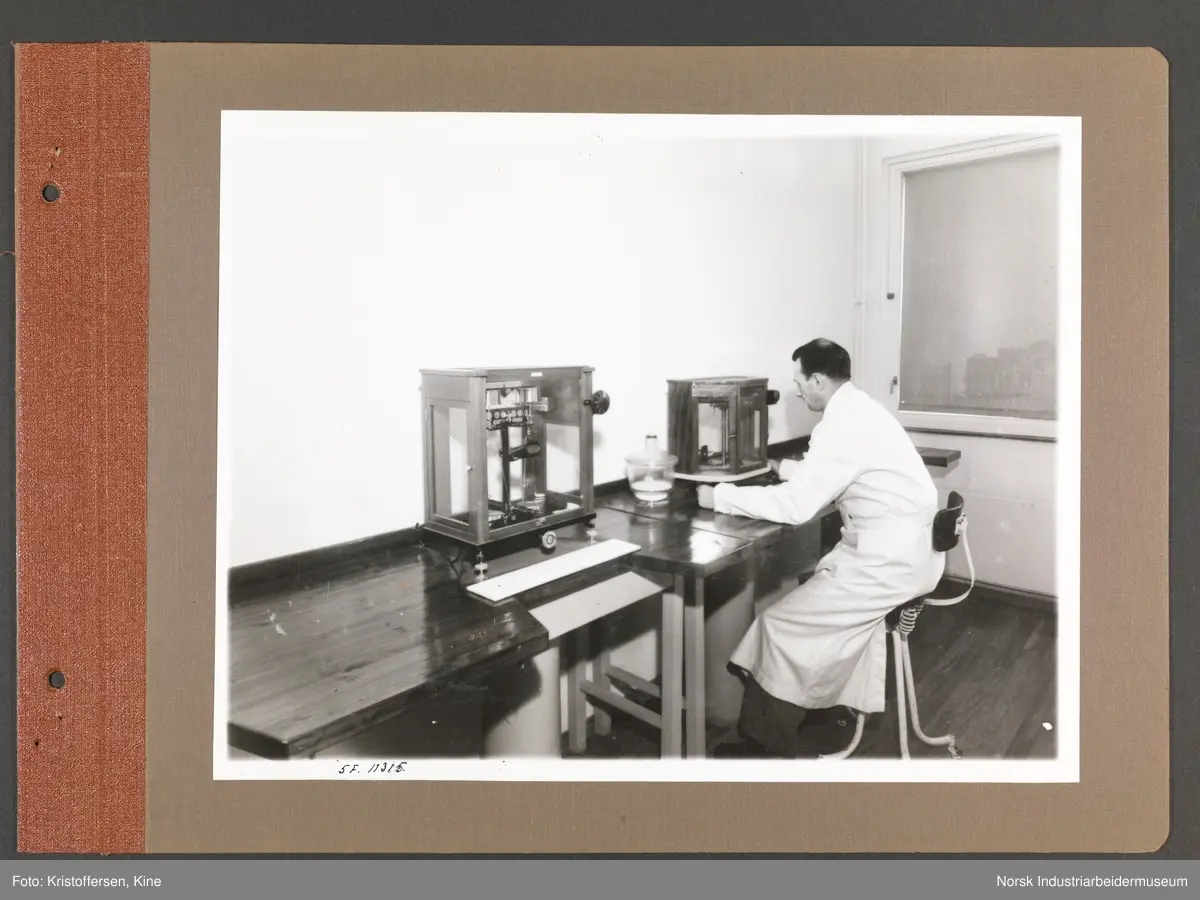 Fotoalbum med 48 sider og 46 innlimte fotografier fra Norsk Hydro på Herøya.