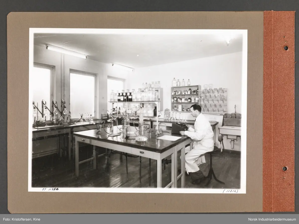 Fotoalbum med 48 sider og 46 innlimte fotografier fra Norsk Hydro på Herøya.