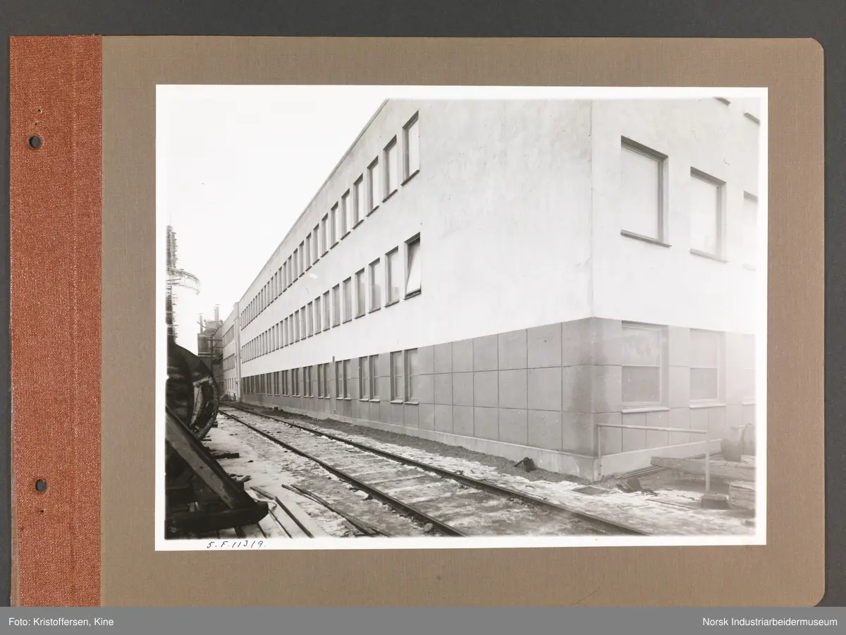 Fotoalbum med 48 sider og 46 innlimte fotografier fra Norsk Hydro på Herøya.