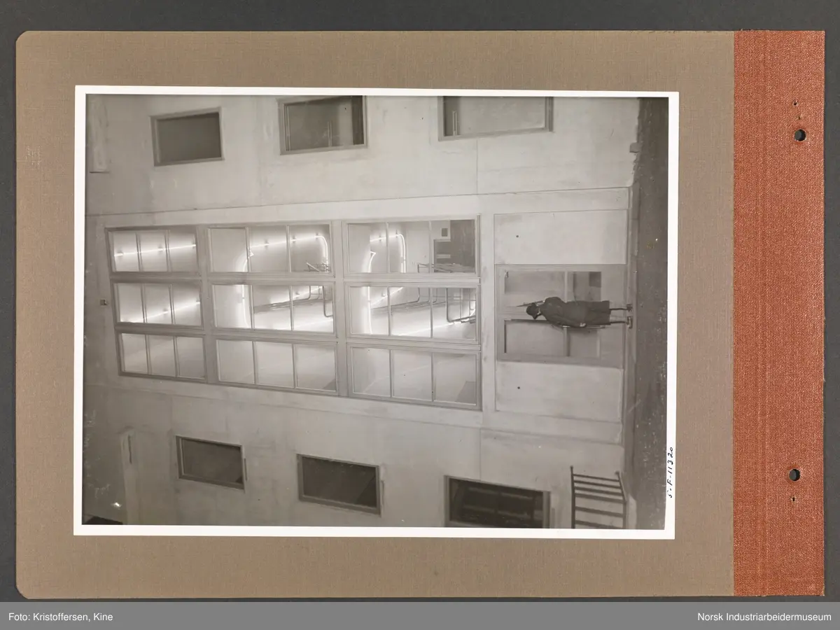 Fotoalbum med 48 sider og 46 innlimte fotografier fra Norsk Hydro på Herøya.