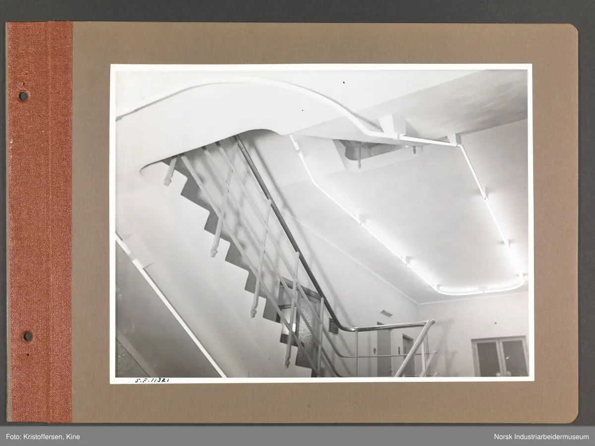 Fotoalbum med 48 sider og 46 innlimte fotografier fra Norsk Hydro på Herøya.