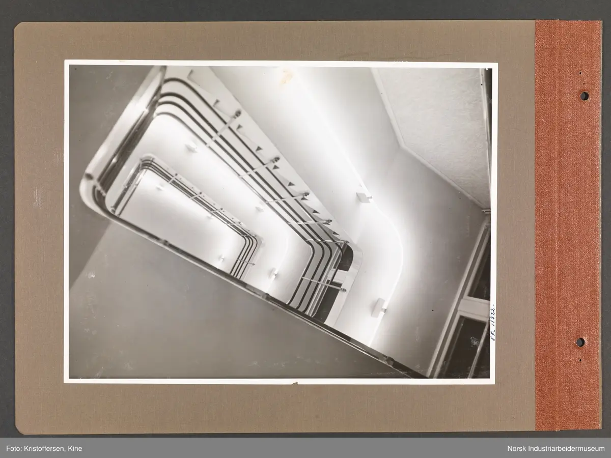 Fotoalbum med 48 sider og 46 innlimte fotografier fra Norsk Hydro på Herøya.