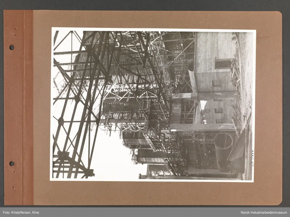 Fotoalbum med 48 sider og 46 innlimte fotografier fra Norsk Hydro på Herøya.