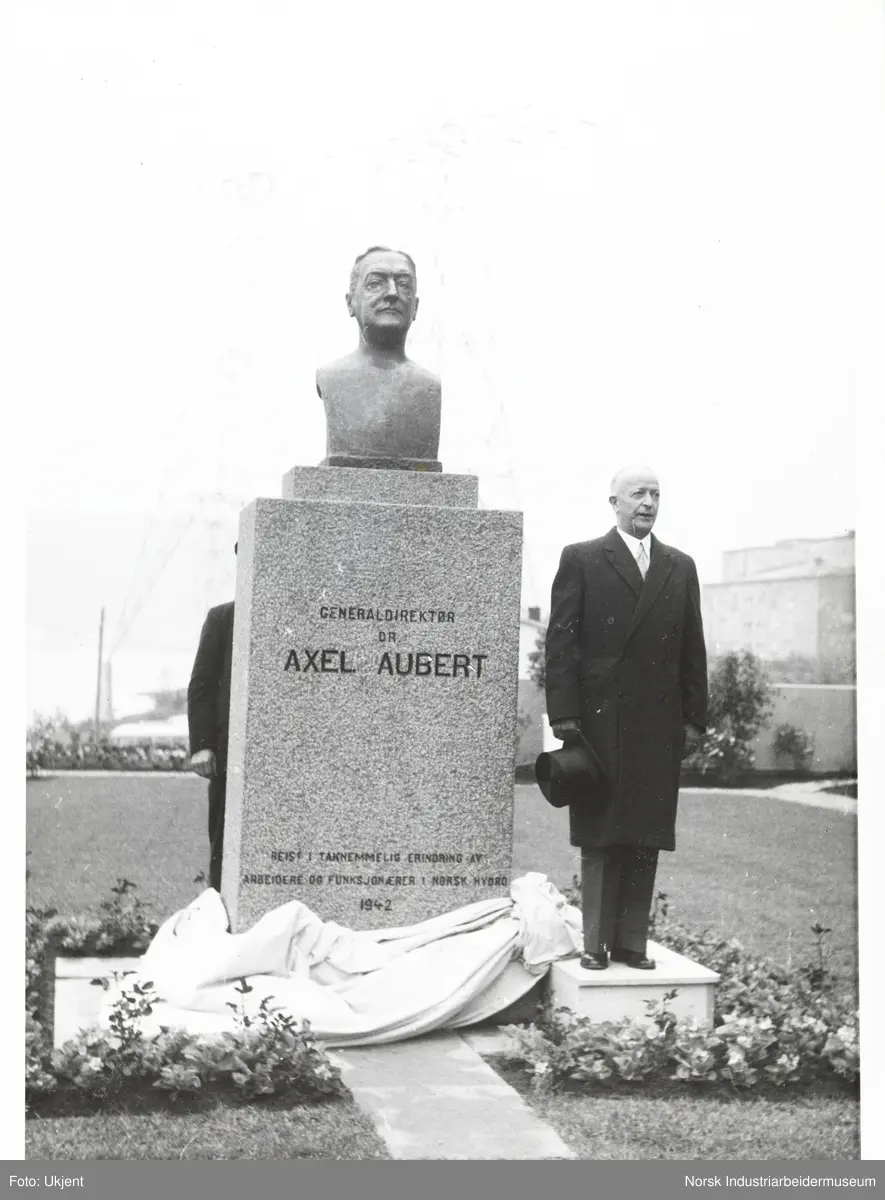 Avdukning. Statue av Norsk Hydros Generaldirektør Axel Aubert