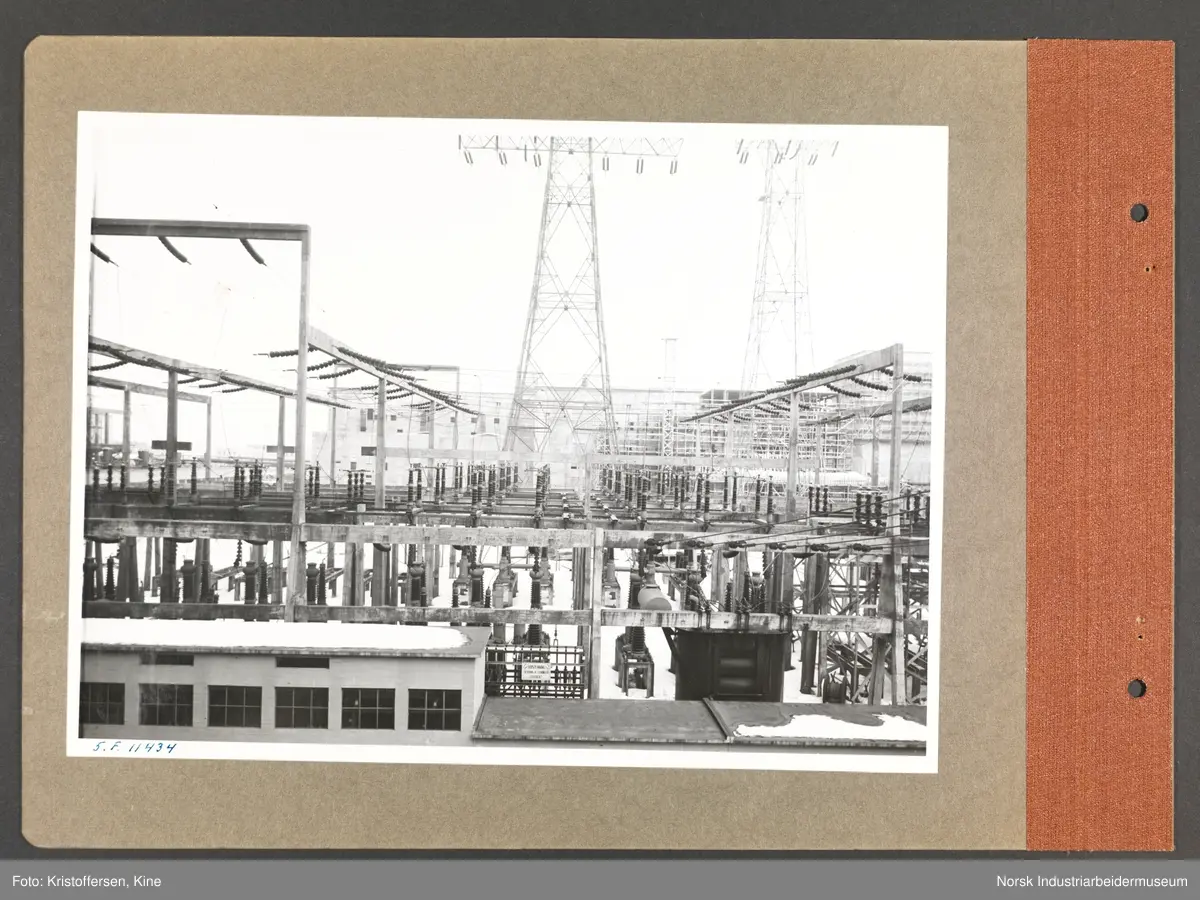 Fotoalbum med 48 sider og 48 innlimte fotografier fra Norsk Hydro på Herøya.