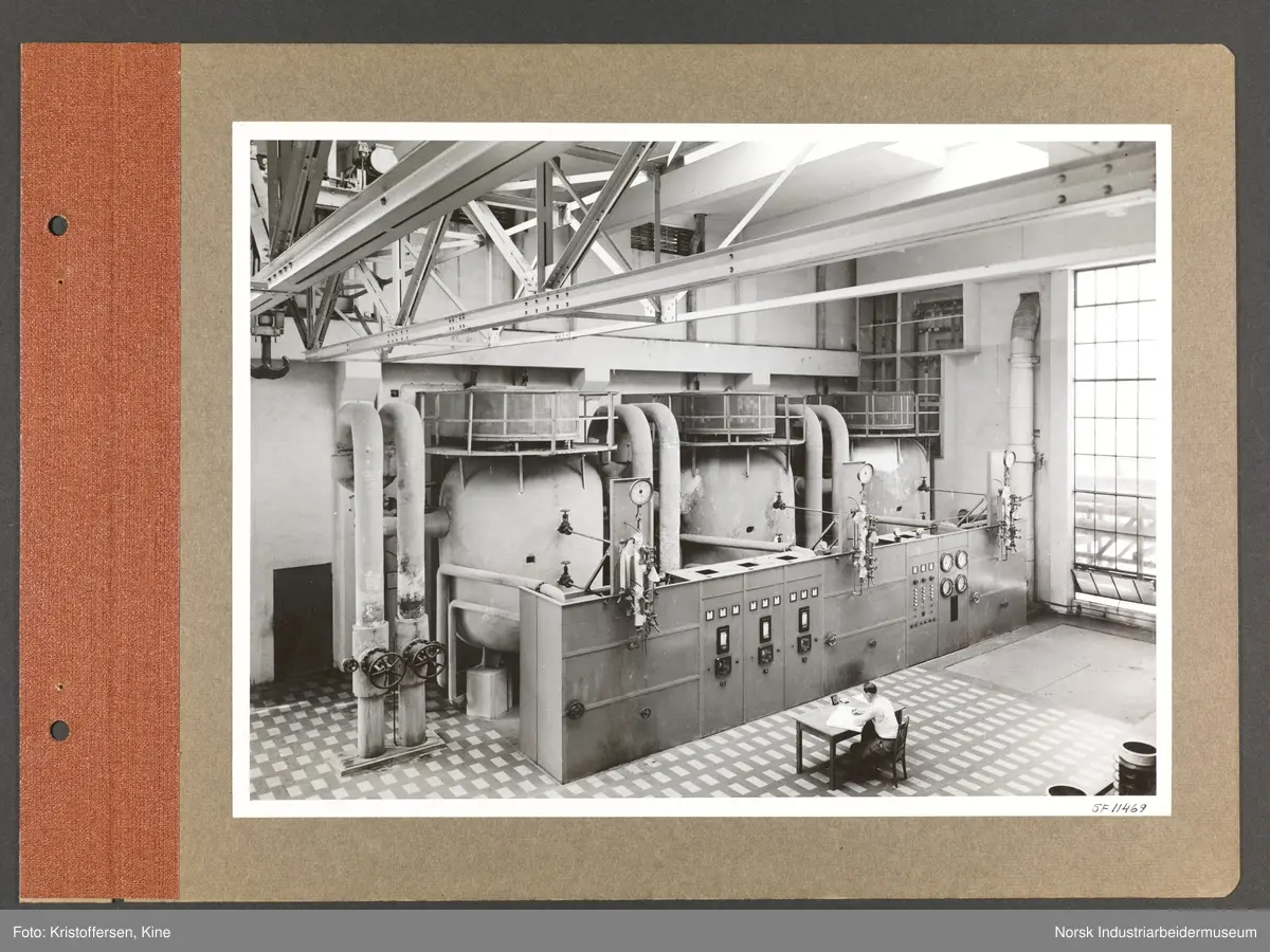 Fotoalbum med 48 sider og 48 innlimte fotografier fra Norsk Hydro på Herøya.