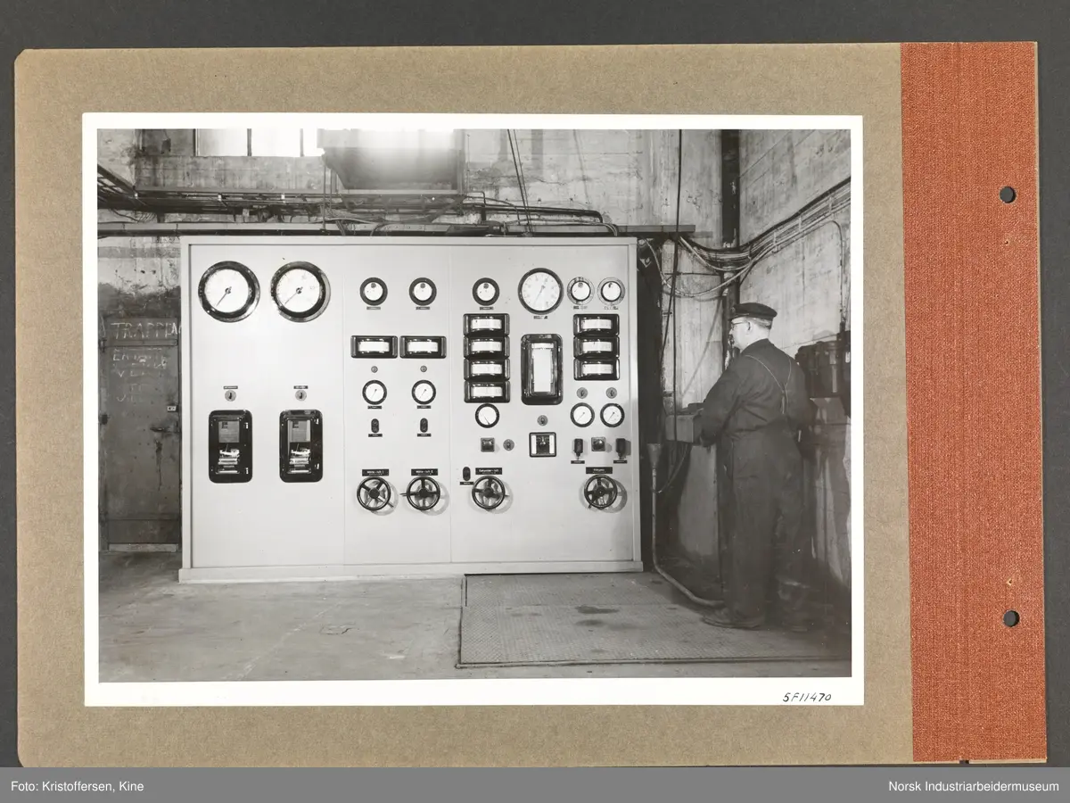 Fotoalbum med 48 sider og 48 innlimte fotografier fra Norsk Hydro på Herøya.