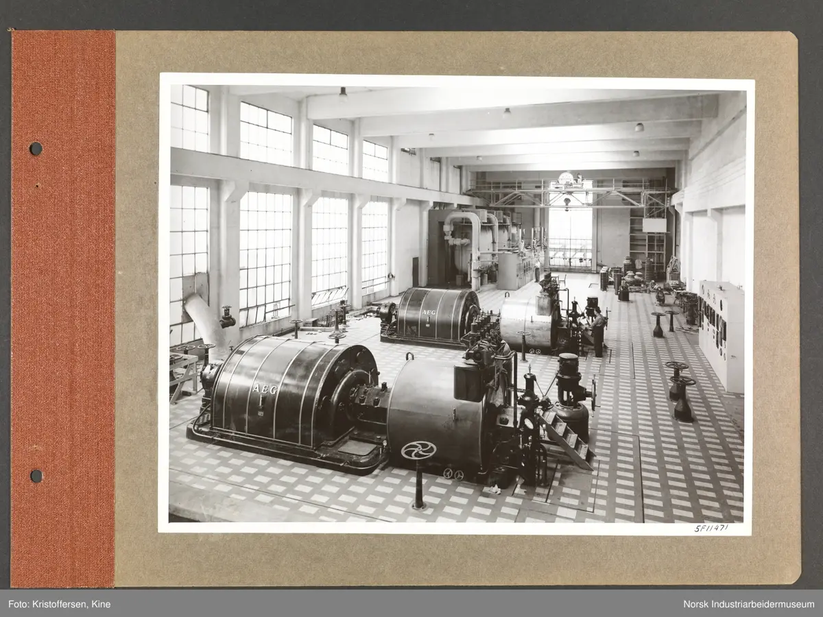 Fotoalbum med 48 sider og 48 innlimte fotografier fra Norsk Hydro på Herøya.