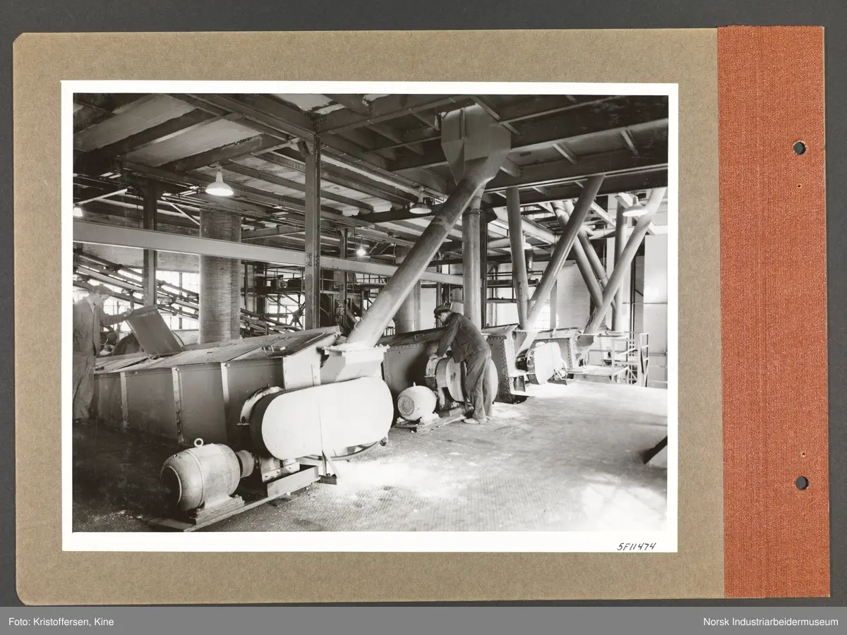 Fotoalbum med 48 sider og 48 innlimte fotografier fra Norsk Hydro på Herøya.