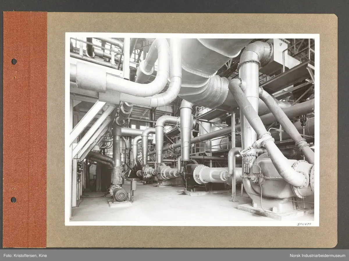 Fotoalbum med 48 sider og 48 innlimte fotografier fra Norsk Hydro på Herøya.