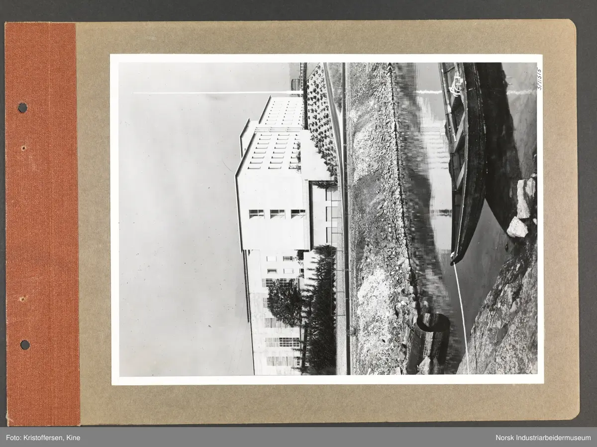 Fotoalbum med 48 sider og 48 innlimte fotografier fra Norsk Hydro på Herøya.