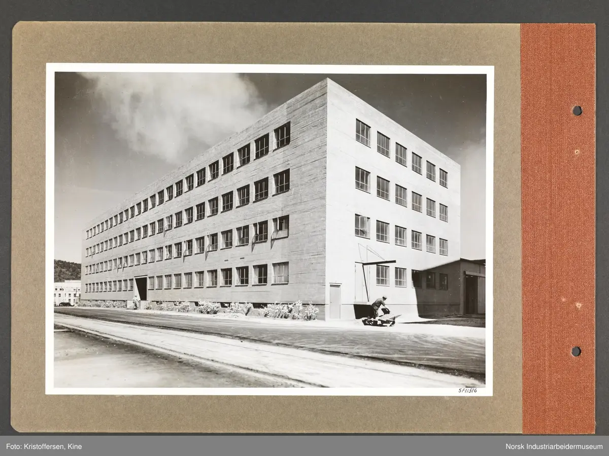 Fotoalbum med 48 sider og 48 innlimte fotografier fra Norsk Hydro på Herøya.