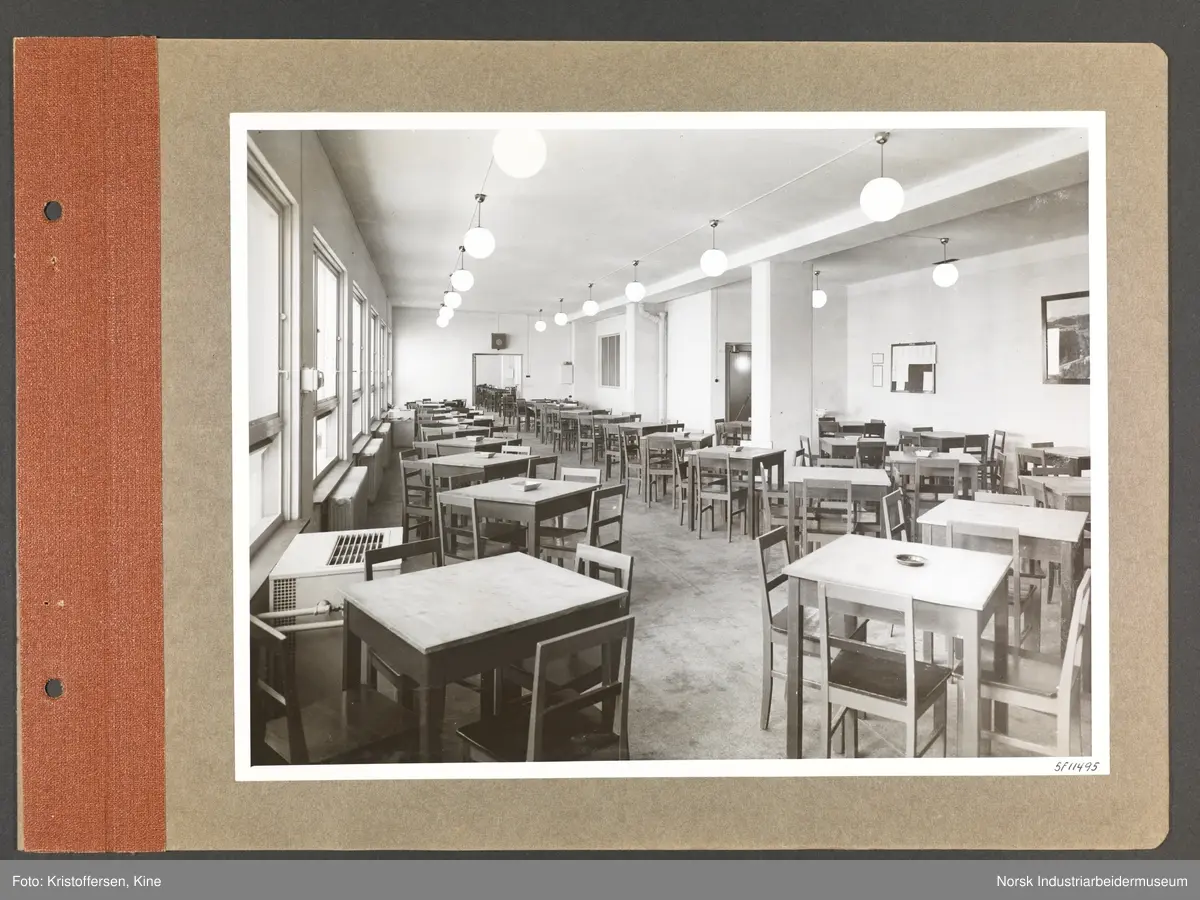 Fotoalbum med 48 sider og 48 innlimte fotografier fra Norsk Hydro på Herøya.
