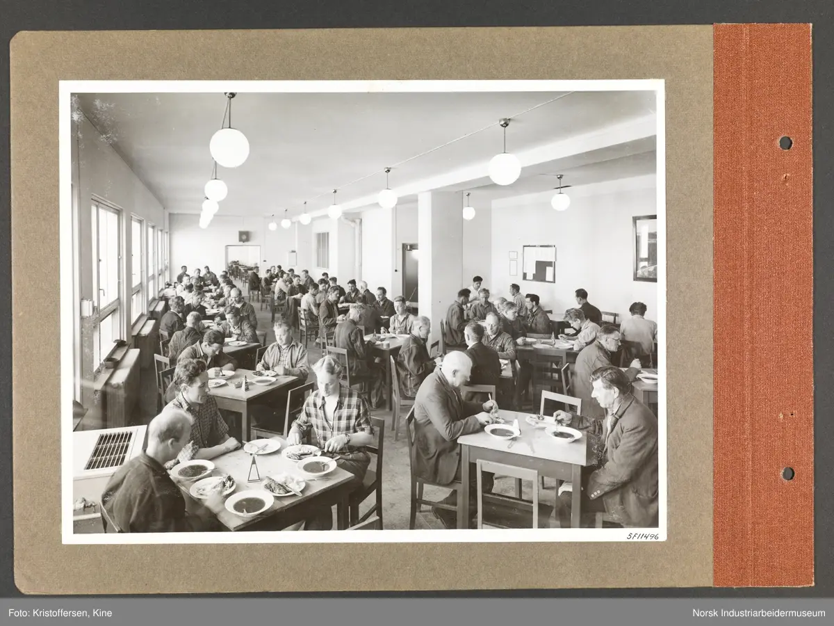 Fotoalbum med 48 sider og 48 innlimte fotografier fra Norsk Hydro på Herøya.