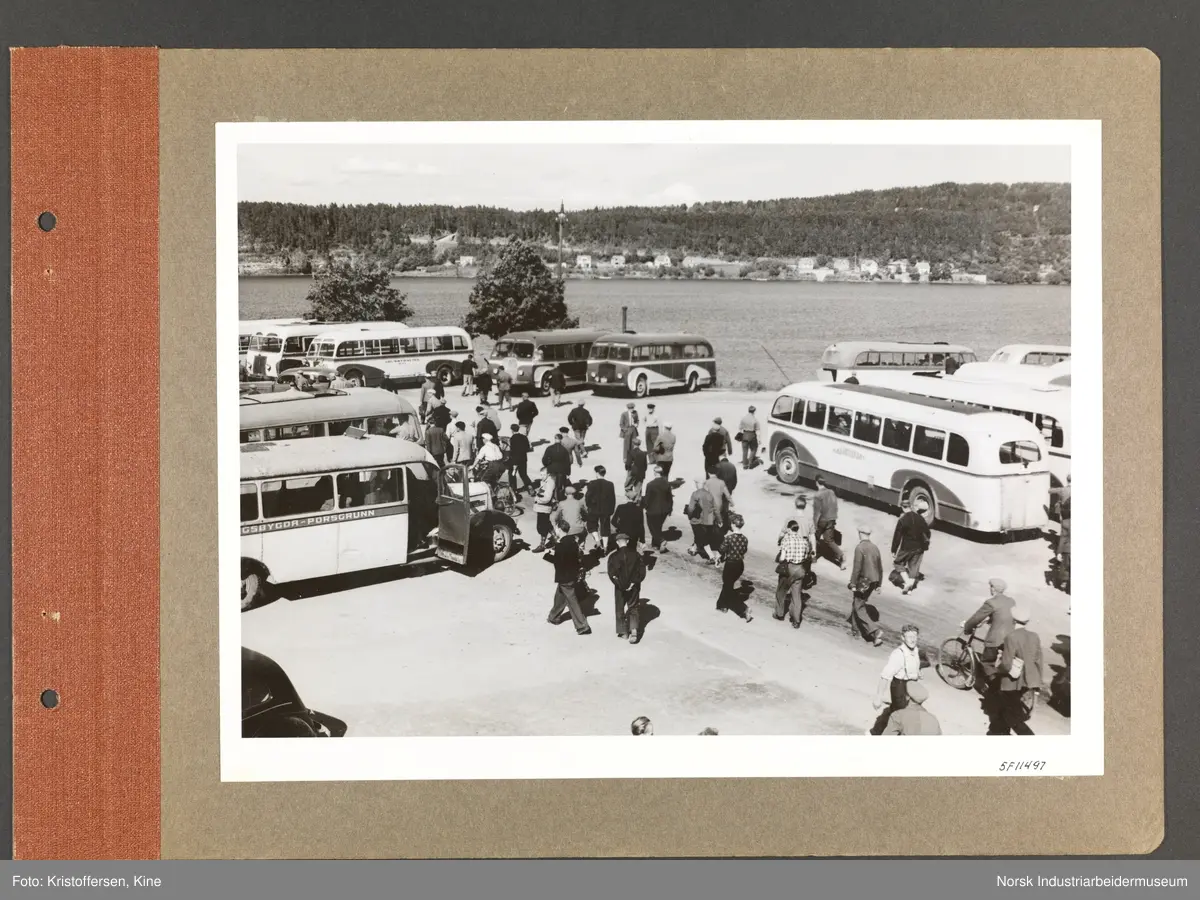 Fotoalbum med 48 sider og 48 innlimte fotografier fra Norsk Hydro på Herøya.