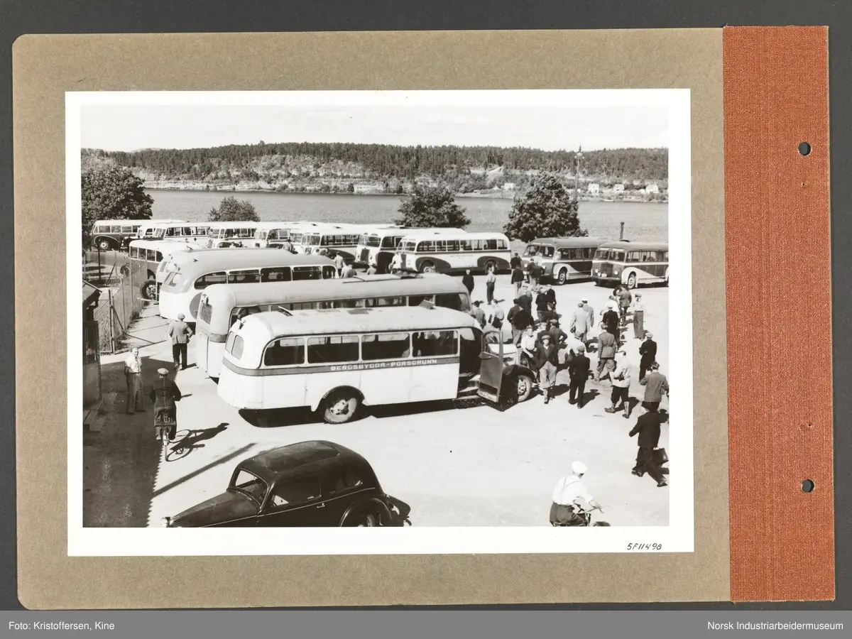 Fotoalbum med 48 sider og 48 innlimte fotografier fra Norsk Hydro på Herøya.