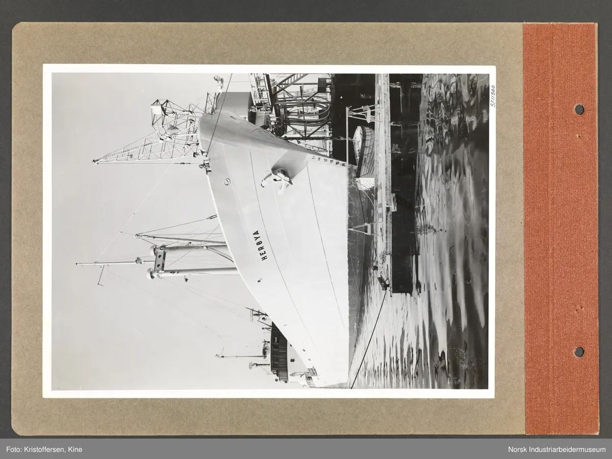 Fotoalbum med 48 sider og 48 innlimte fotografier fra Norsk Hydro på Herøya.