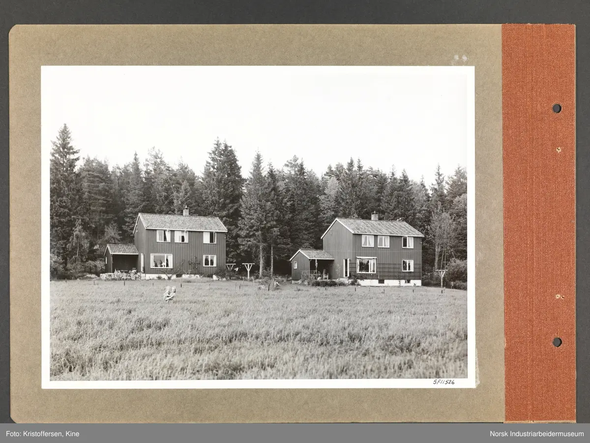 Fotoalbum med 48 sider og 48 innlimte fotografier fra Norsk Hydro på Herøya.