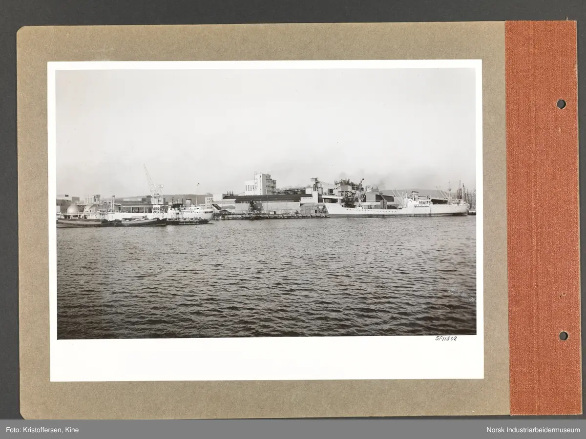 Fotoalbum med 48 sider og 48 innlimte fotografier fra Norsk Hydro på Herøya.