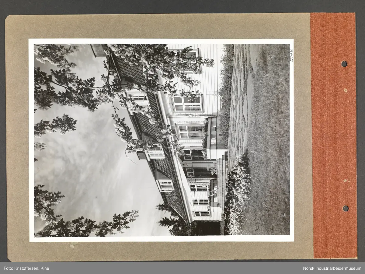 Fotoalbum med 48 sider og 48 innlimte fotografier fra Norsk Hydro på Herøya.