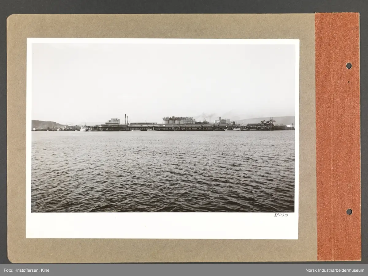 Fotoalbum med 48 sider og 48 innlimte fotografier fra Norsk Hydro på Herøya.