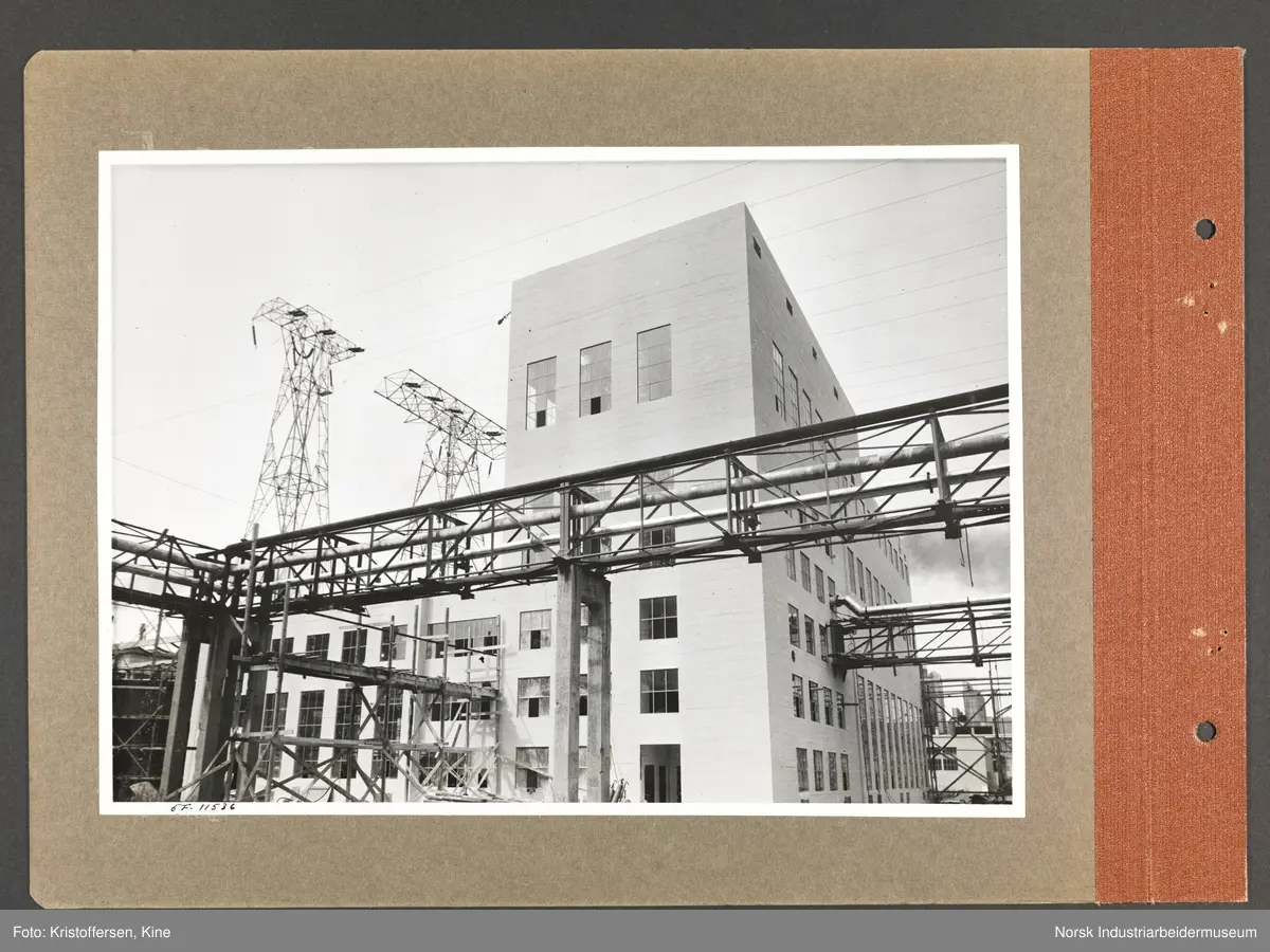 Fotoalbum med 48 sider og 48 innlimte fotografier fra Norsk Hydro på Herøya.