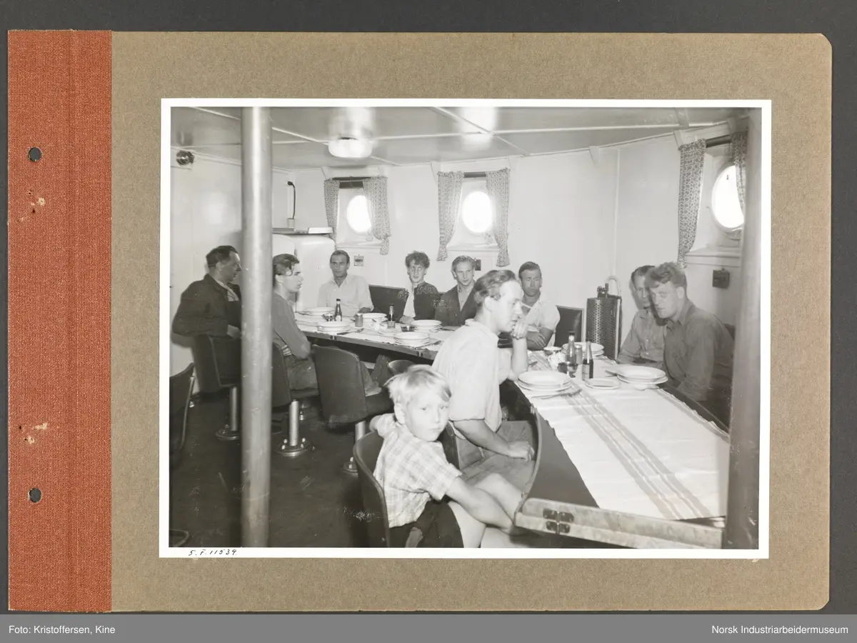 Fotoalbum med 48 sider og 48 innlimte fotografier fra Norsk Hydro på Herøya.