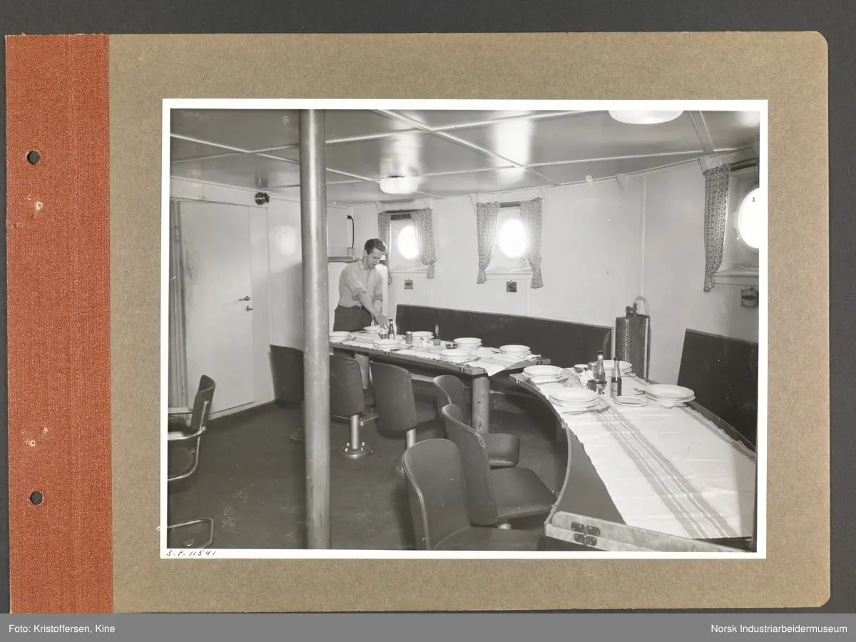 Fotoalbum med 48 sider og 48 innlimte fotografier fra Norsk Hydro på Herøya.