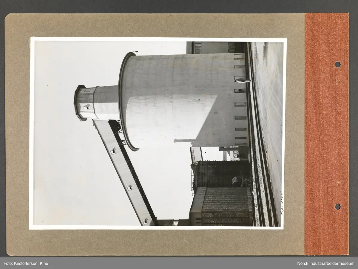 Fotoalbum med 48 sider og 48 innlimte fotografier fra Norsk Hydro på Herøya.