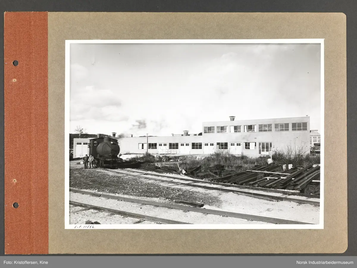 Fotoalbum med 48 sider og 48 innlimte fotografier fra Norsk Hydro på Herøya.