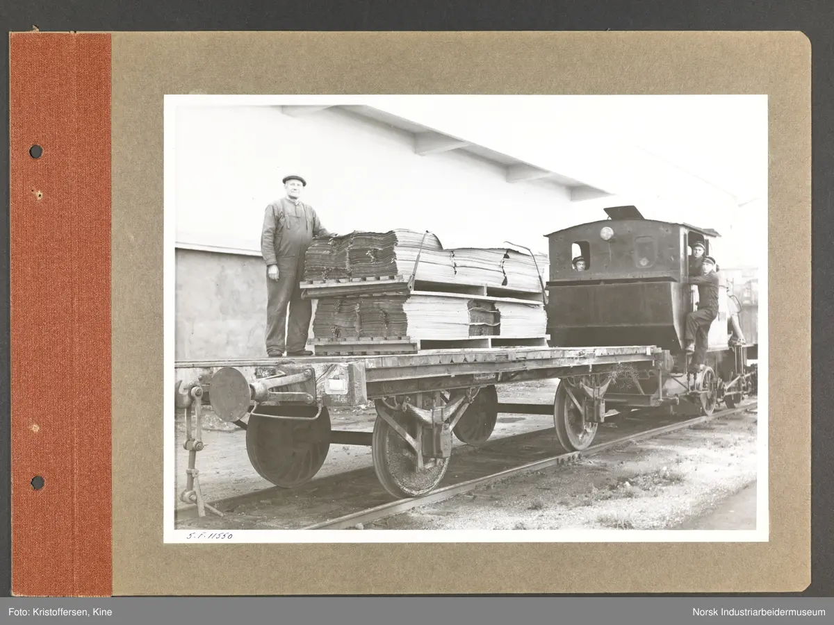 Fotoalbum med 48 sider og 48 innlimte fotografier fra Norsk Hydro på Herøya.