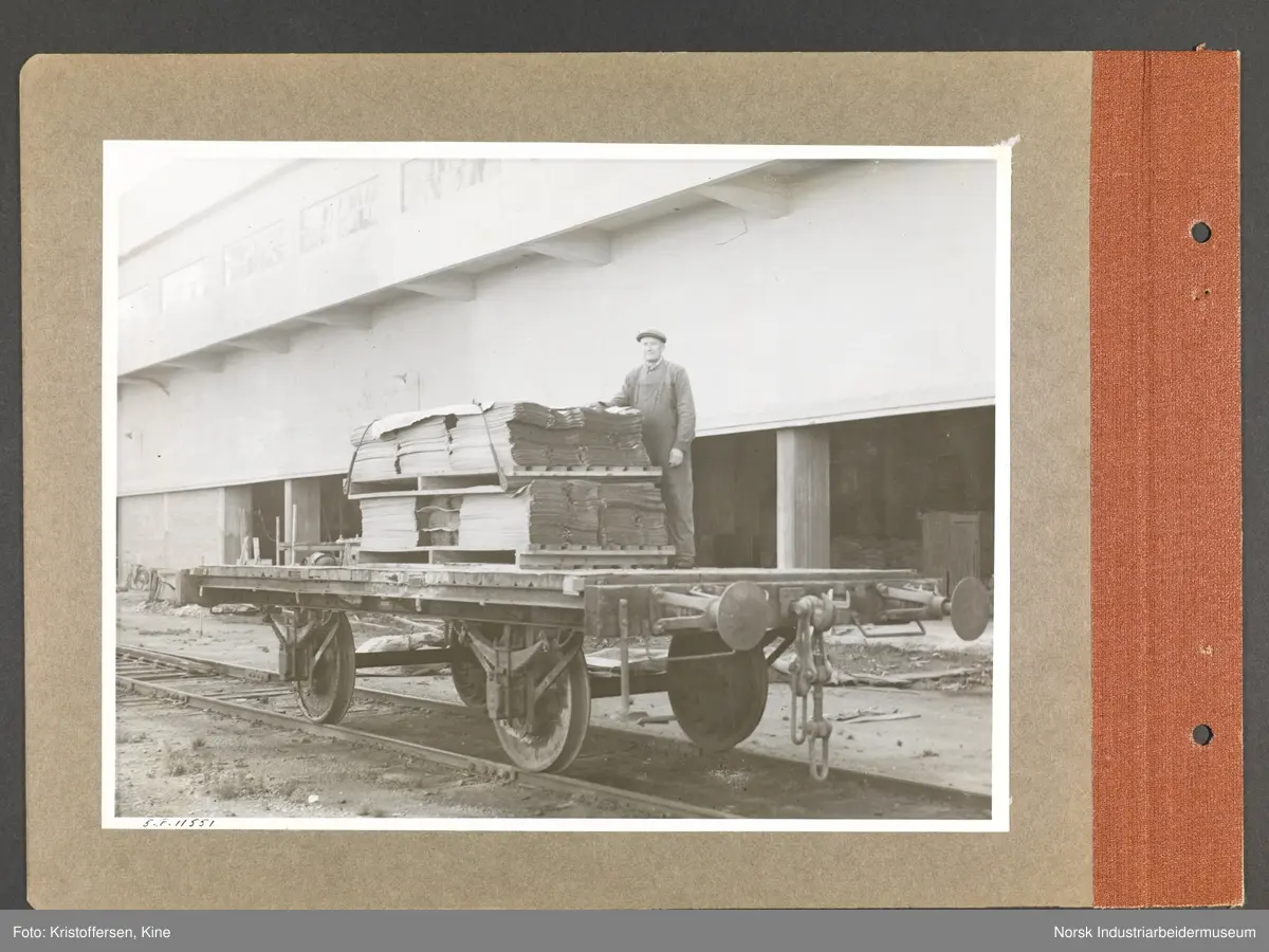 Fotoalbum med 48 sider og 48 innlimte fotografier fra Norsk Hydro på Herøya.