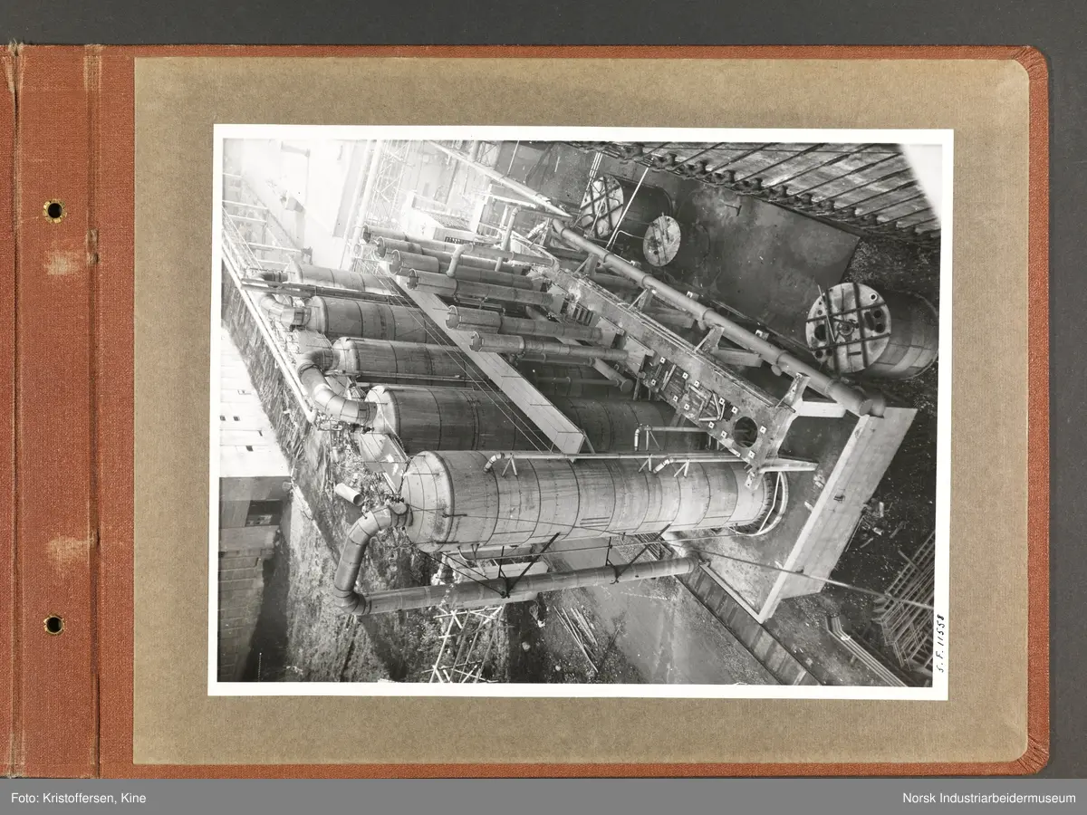 Fotoalbum med 48 sider og 48 innlimte fotografier fra Norsk Hydro på Herøya.