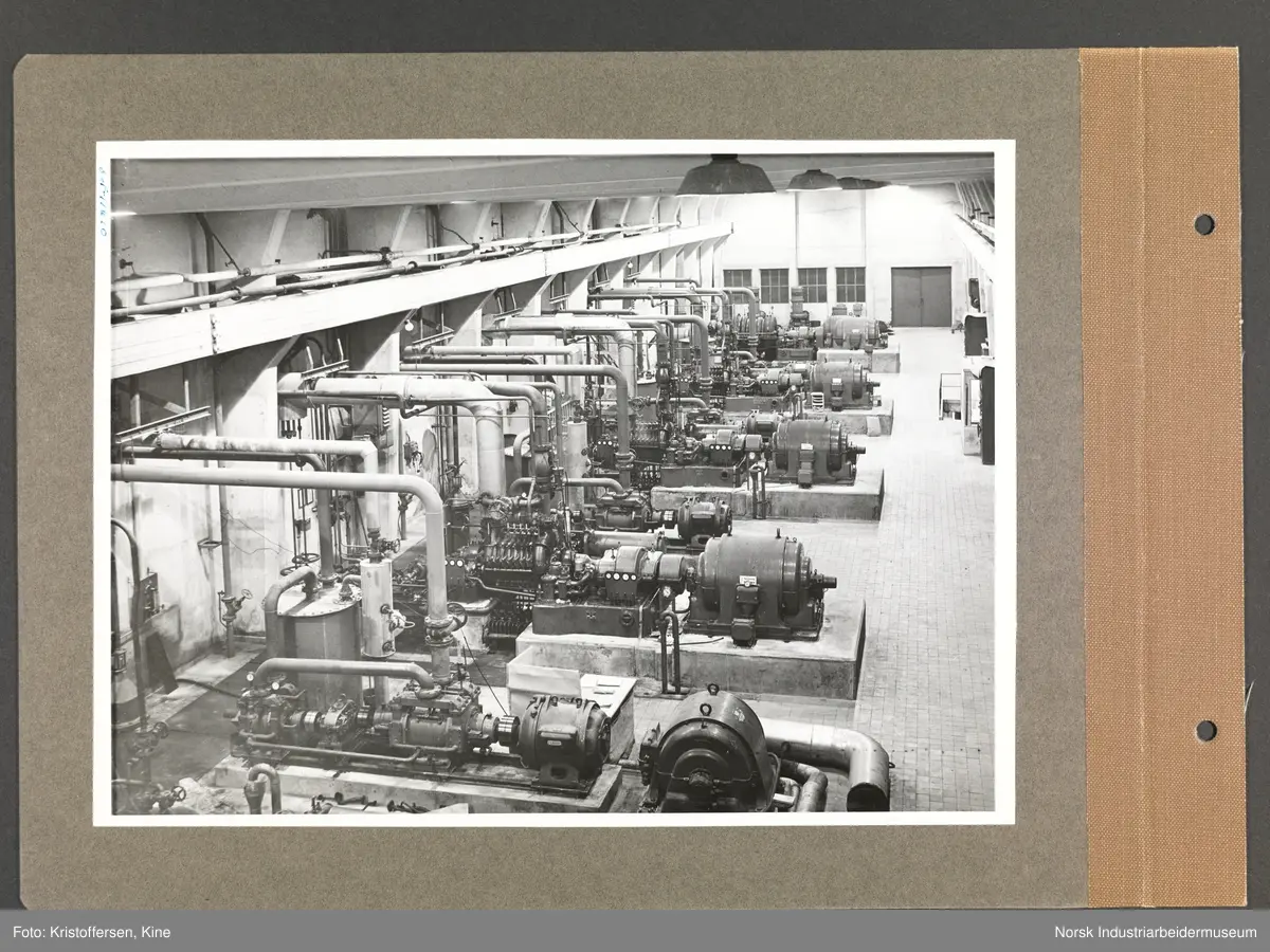 Fotoalbum med 48 sider og 69 innlimte fotografier fra Norsk Hydro på Herøya.