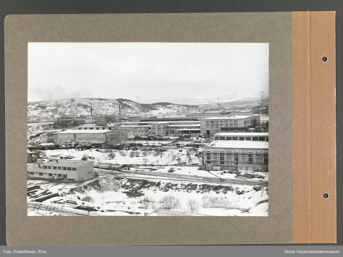 Fotoalbum med 48 sider og 69 innlimte fotografier fra Norsk Hydro på Herøya.