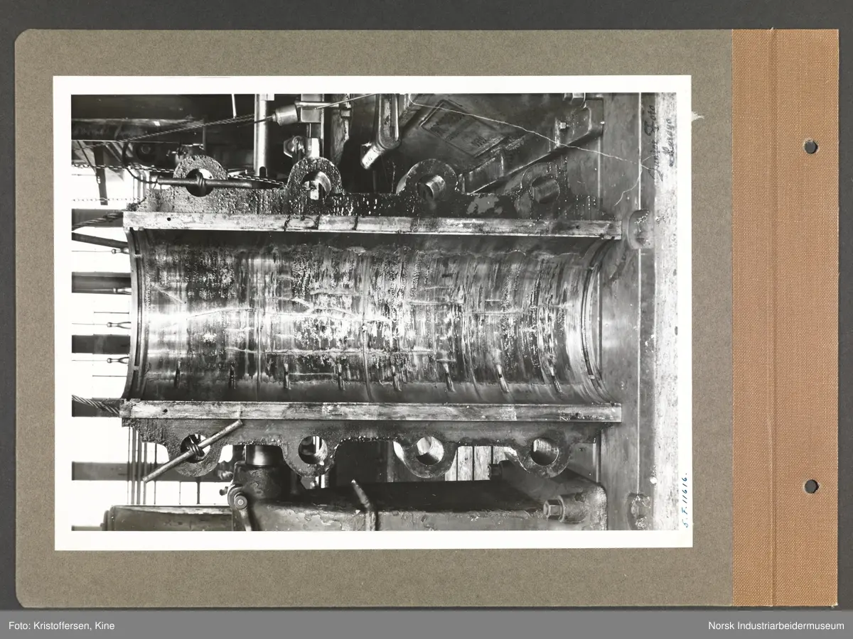 Fotoalbum med 48 sider og 69 innlimte fotografier fra Norsk Hydro på Herøya.