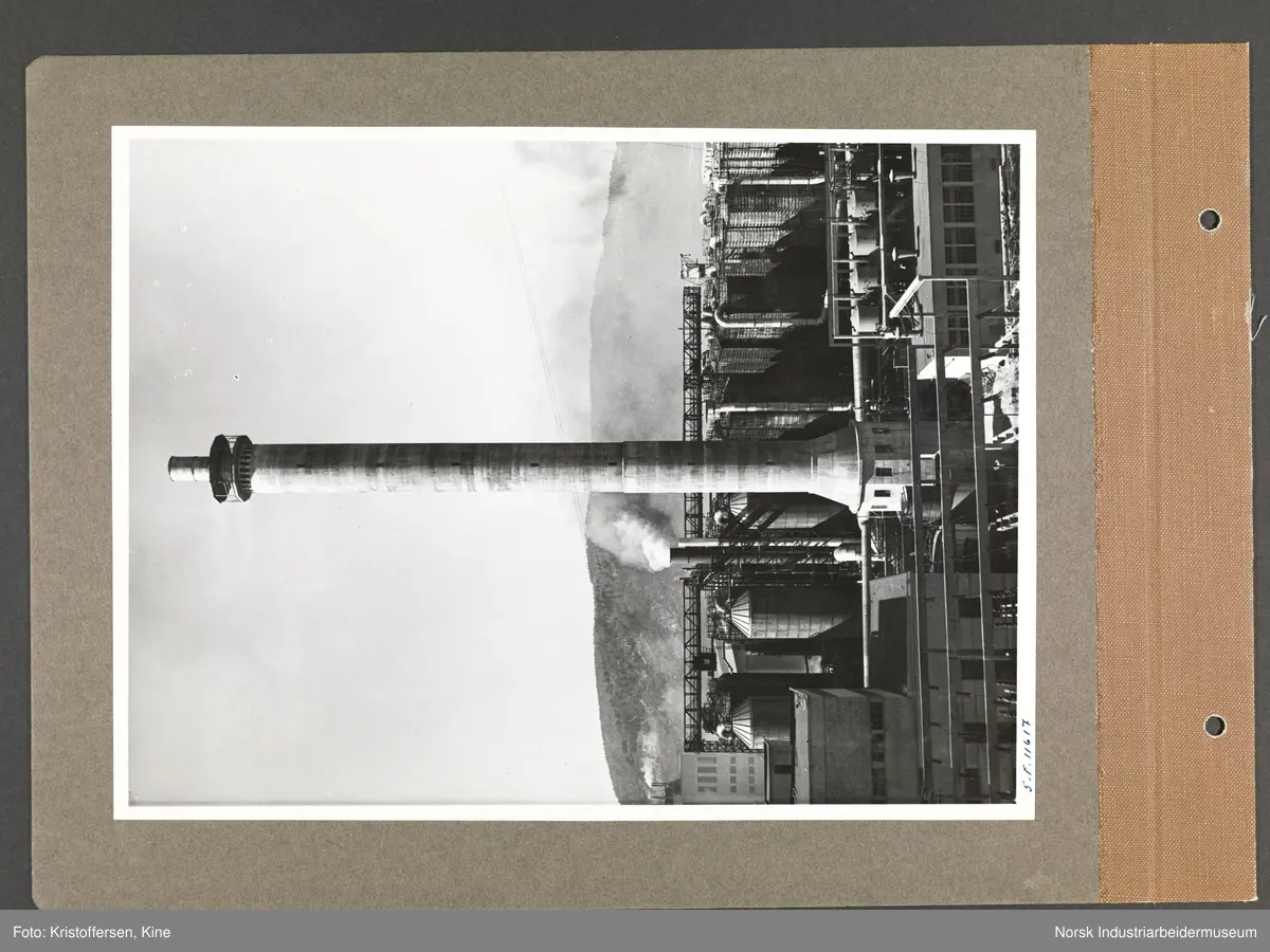 Fotoalbum med 48 sider og 69 innlimte fotografier fra Norsk Hydro på Herøya.