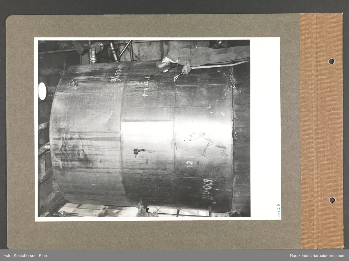 Fotoalbum med 48 sider og 69 innlimte fotografier fra Norsk Hydro på Herøya.