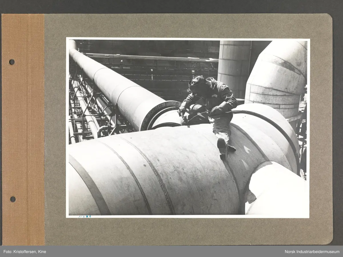 Fotoalbum med 48 sider og 69 innlimte fotografier fra Norsk Hydro på Herøya.