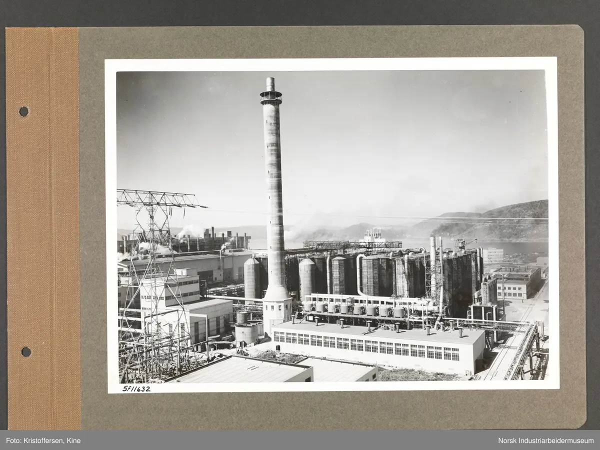 Fotoalbum med 48 sider og 69 innlimte fotografier fra Norsk Hydro på Herøya.