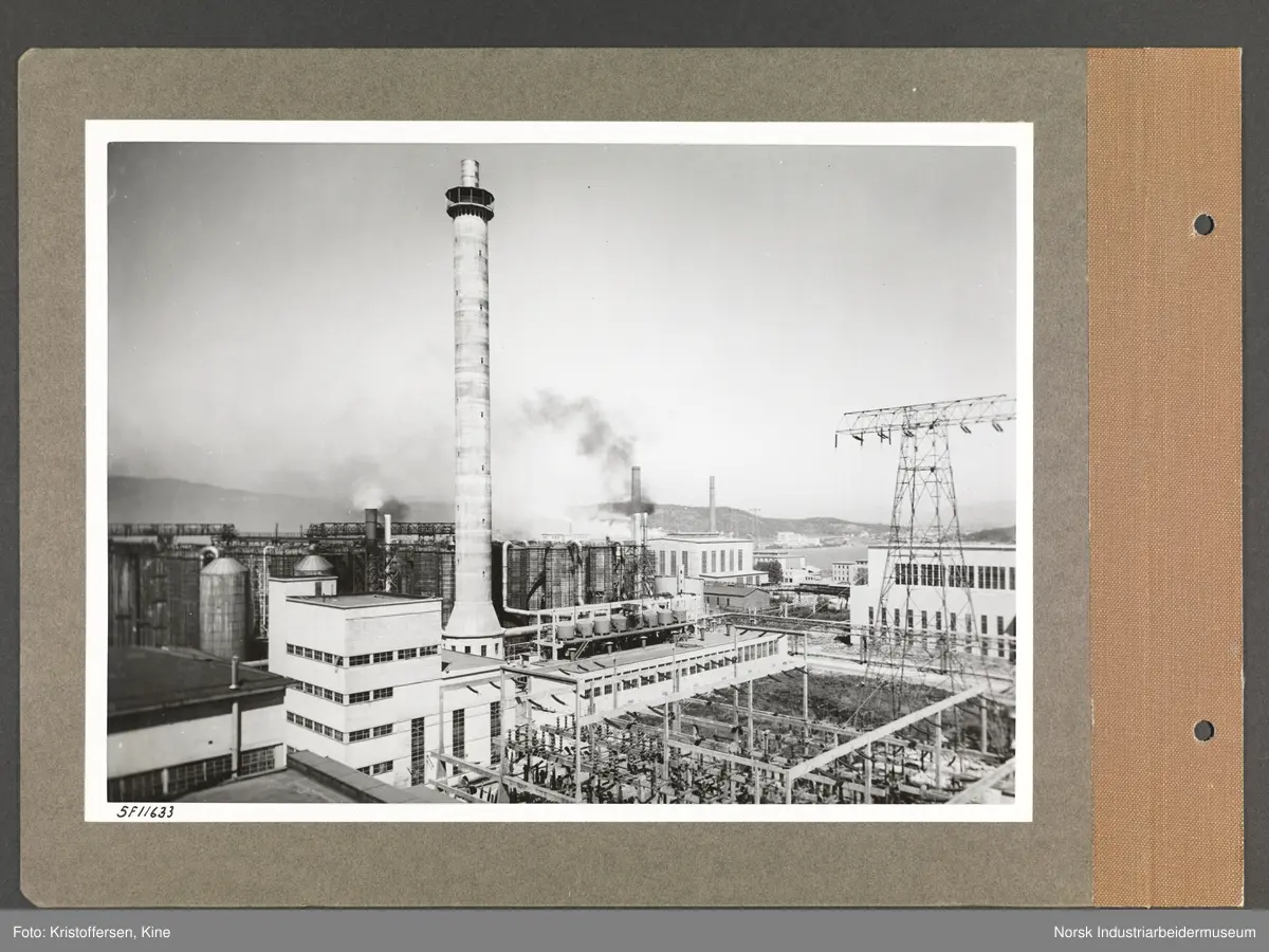 Fotoalbum med 48 sider og 69 innlimte fotografier fra Norsk Hydro på Herøya.