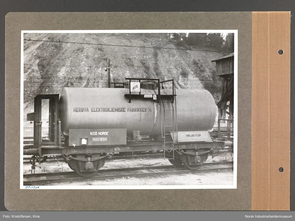 Fotoalbum med 48 sider og 47 innlimte fotografier fra Norsk Hydro på Herøya.