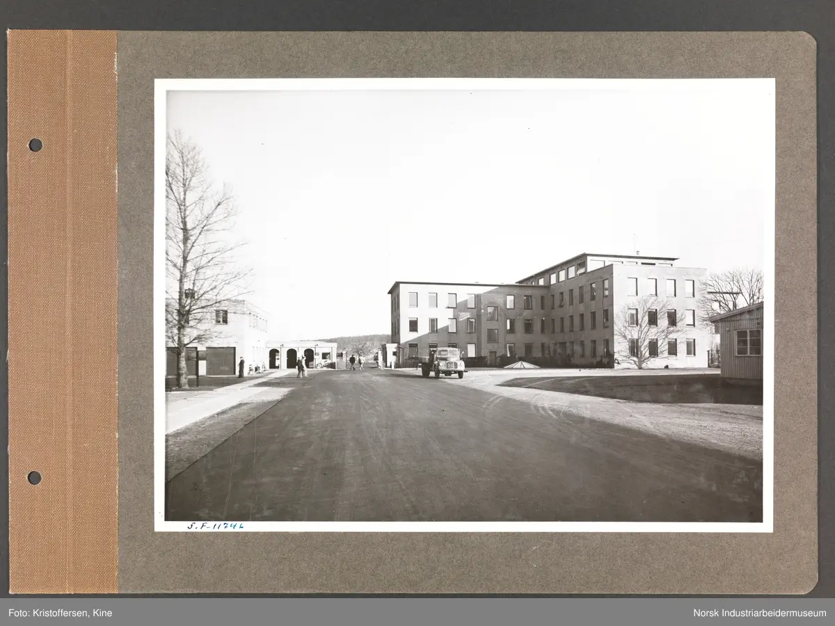 Fotoalbum med 48 sider og 47 innlimte fotografier fra Norsk Hydro på Herøya.