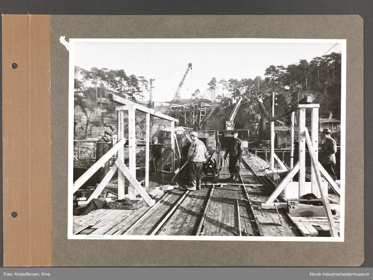 Fotoalbum med 48 sider og 47 innlimte fotografier fra Norsk Hydro på Herøya.